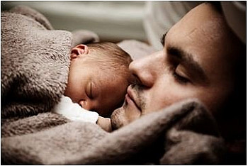 Les pères bénéficiant de 2 semaines de congé paternité seraient moins à risque de développer une dépression post-partum 
