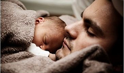 Les pères bénéficiant de 2 semaines de congé paternité seraient moins à risque de développer une dép..